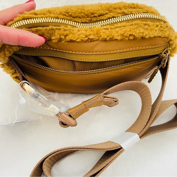 Lululemon Everywhere Fleece Belt Bag - Picture 11 of 11